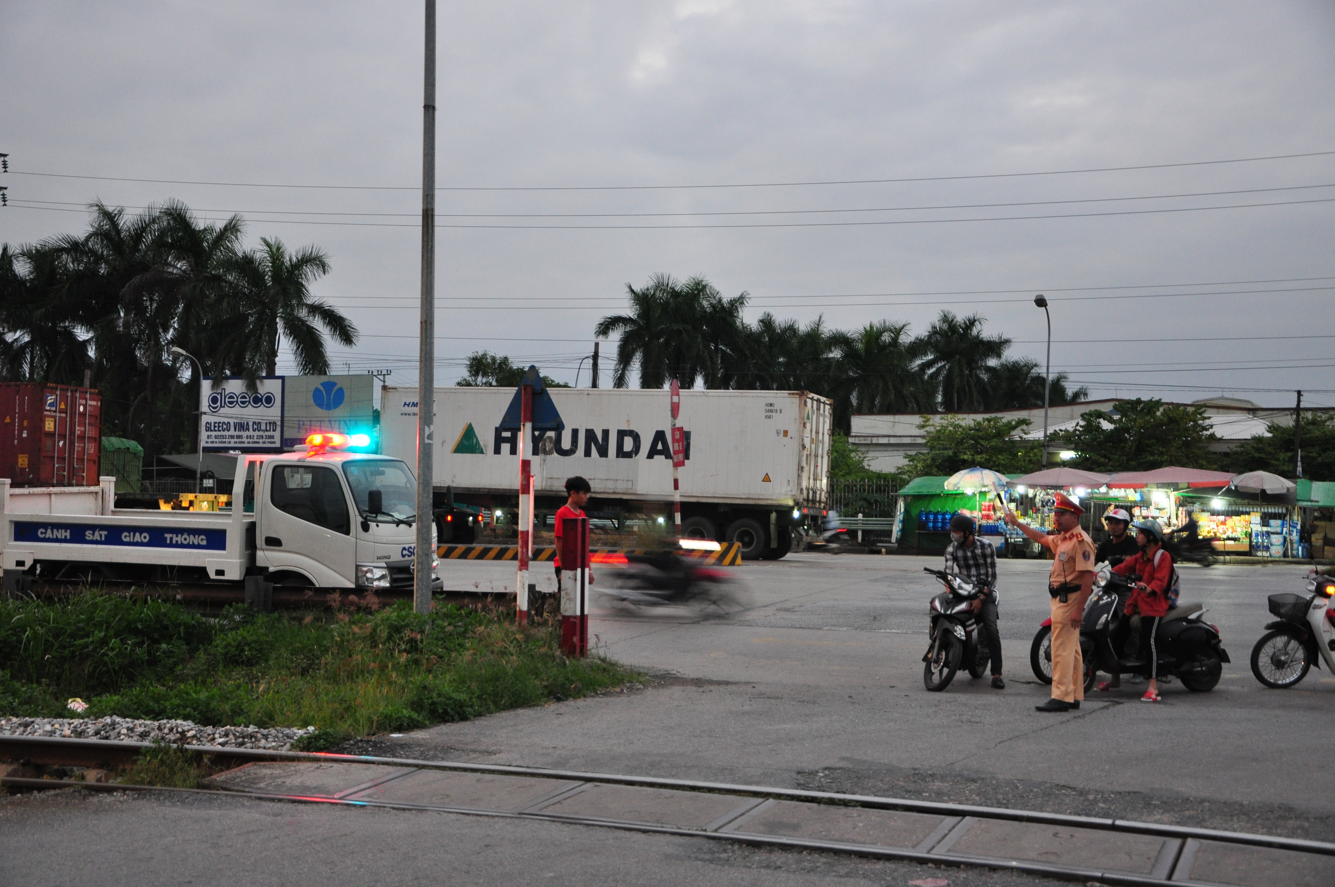 Duy trì hiệu quả công tác bảo đảm trật tự an toàn giao thông đường sắt